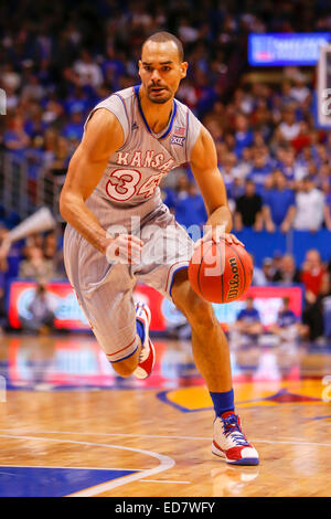 30. Dezember 2014: Perry Ellis #34 der Kansas Jayhawks in Aktion bei den NCAA-Basketball-Spiel zwischen der Kent State Golden blinkt und die Kansas Jayhawks bei Allen Fieldhouse in Lawrence, KS Stockfoto