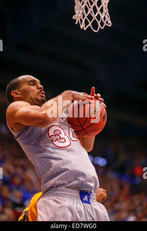 30. Dezember 2014: Perry Ellis #34 der Kansas Jayhawks in Aktion bei den NCAA-Basketball-Spiel zwischen der Kent State Golden blinkt und die Kansas Jayhawks bei Allen Fieldhouse in Lawrence, KS Stockfoto