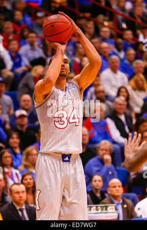 30. Dezember 2014: Perry Ellis #34 der Kansas Jayhawks in Aktion bei den NCAA-Basketball-Spiel zwischen der Kent State Golden blinkt und die Kansas Jayhawks bei Allen Fieldhouse in Lawrence, KS Stockfoto