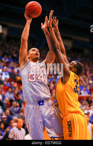 30. Dezember 2014: Perry Ellis #34 die Kansas Jayhawks und Jimmy Hall #35 der Kent State Golden blinkt in Aktion bei den NCAA-Basketball-Spiel zwischen der Kent State Golden blinkt und die Kansas Jayhawks bei Allen Fieldhouse in Lawrence, KS Stockfoto