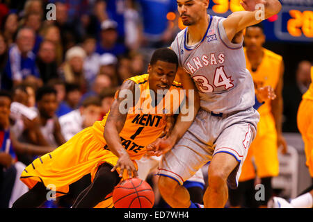 30. Dezember 2014: Kris Brewer #1 die Kent State Golden Blitze und Perry Ellis #34 der Kansas Jayhawks in Aktion bei den NCAA-Basketball-Spiel zwischen der Kent State Golden blinkt und die Kansas Jayhawks bei Allen Fieldhouse in Lawrence, KS Stockfoto