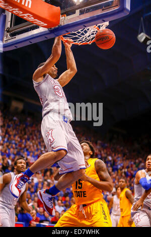 30. Dezember 2014: Perry Ellis #34 des Kansas Jayhawks Slam dunks Sprungwurf spät in der ersten Hälfte bei den NCAA-Basketball-Spiel zwischen der Kent State Golden blinkt und die Kansas Jayhawks bei Allen Fieldhouse in Lawrence, KS Stockfoto