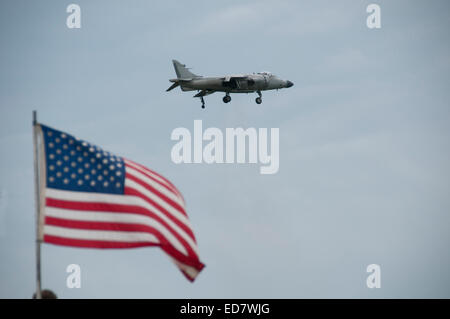 Britische Harrier-Jet salutieren amerikanische Flagge auf Airshow. Stockfoto