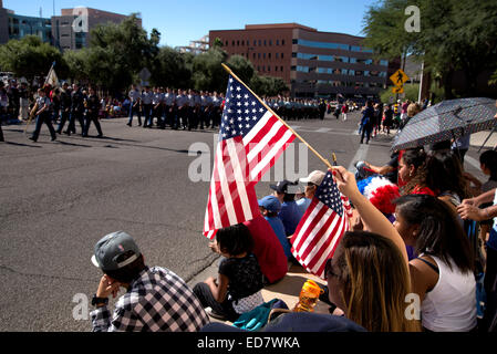 High School ROTC jüngstere Söhne marschieren in der Veterans Day Parade, die amerikanischen Militärs im Ruhestand, in Tucson, Arizona, USA ehrt. Stockfoto