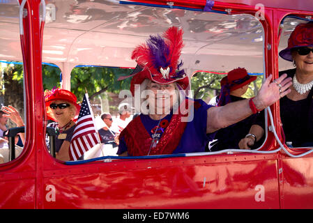 Mitglieder des Vereins rote Hut marschieren in der Veterans Day Parade, die amerikanischen Militärs im Ruhestand, in Tucson, Arizona, USA ehrt Stockfoto