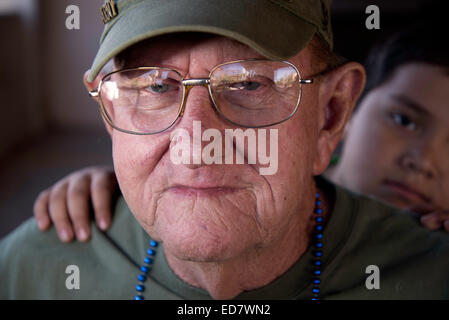 Armee und Marine Veteran, Bob William, der in Vietnam diente nahmen an der Veterans Day Parade, Tucson, Arizona, USA. Stockfoto