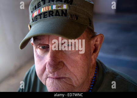 Armee und Marine Veteran, Bob William, der in Vietnam diente nahmen an der Veterans Day Parade, Tucson, Arizona, USA. Stockfoto