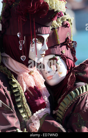 Ein maskierter umarmt paar ausgestellt, während das traditionelle Fest der Karneval von Venedig, Italien (2014-Ausgabe) Stockfoto