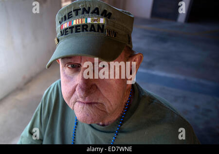Armee und Marine Veteran, Bob William, der in Vietnam diente nahmen an der Veterans Day Parade, Tucson, Arizona, USA. Stockfoto