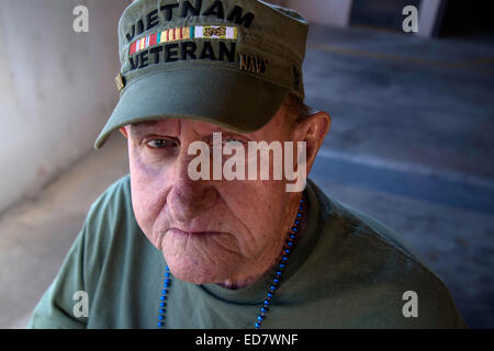 Armee und Marine Veteran, Bob William, der in Vietnam diente nahmen an der Veterans Day Parade, Tucson, Arizona, USA. Stockfoto