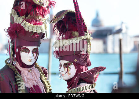 Ein maskierter paar ausgestellt, während das traditionelle Fest der Karneval von Venedig, Italien (2014-Ausgabe) Stockfoto