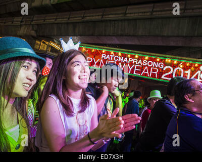 Bangkok, Thailand. 31. Dezember 2013. Menschen genießen Sie eines der Konzerte in der Silvesternacht Bangkok Ratchaprasong Kreuzung. Hunderttausende von Menschen packen in der Ratchaprasong Kreuzung in Bangkok für die Stadt jährliche Silvester Countdown. Viele Thais gehen die Erawan-Schrein und Wat Pathum Wanaram nahe der Kreuzung zu beten und Verdienst machen. © Jack Kurtz/ZUMAPRESS.com/Alamy Live-Nachrichten Stockfoto
