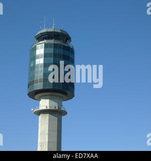 Air Traffic Control Tower und blauer Himmel Stockfoto