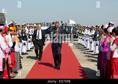 US-Präsident Barack Obama faltet seine Hände in einen traditionellen birmanischen Gruß, da er zur Air Force One auf dem Weg nach Yangon während seines Besuchs geht 13. November 2014 in Naypyitaw, Birma. Stockfoto