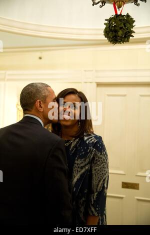 US-First Lady Michelle Obama Küsse unter dem Mistelzweig nach einem Abendessen für Kämpfer Kommandanten und militärische Führung im Blair House 3. Dezember 2014 in Washington, DC First Lady Michelle Obama stehen. Stockfoto