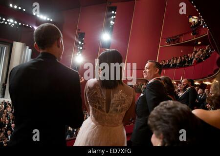 US First Lady Michelle Obama und Präsident Barack Obama einer Standing Ovation für den Schauspieler Tom Hanks Kennedy Center Honors 7. Dezember 2014 in Washington, D.C. führen. Stockfoto