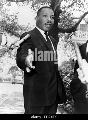 Dr. Martin Luther King, Jr. spricht die Presse nach einem Treffen mit New Yorker Bürgermeister Robert F. Wagner im Gracie Mansion 30. Juli 1964 in New York City. Stockfoto