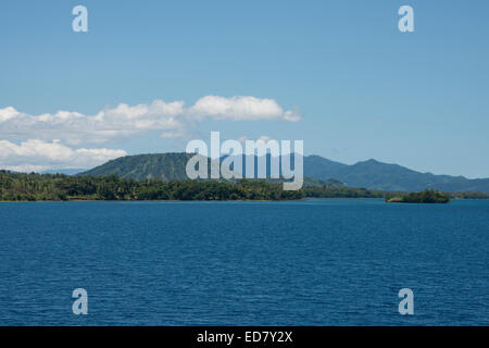 Melanesien, Papua Neu Guinea, Dobutamin Insel. Vulkanischen Küste Blick auf PNG mit ruhenden Caldera. Stockfoto