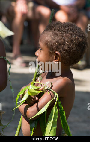 Melanesien, Papua Neu Guinea, Dobutamin Insel. Lokalen Dorfkinder in native Palm Kleidung. Stockfoto