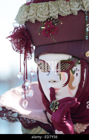 Eine maskierte Dame Totschweigen ausgestellt, während das traditionelle Fest der Karneval von Venedig, Italien (2014-Ausgabe) Stockfoto