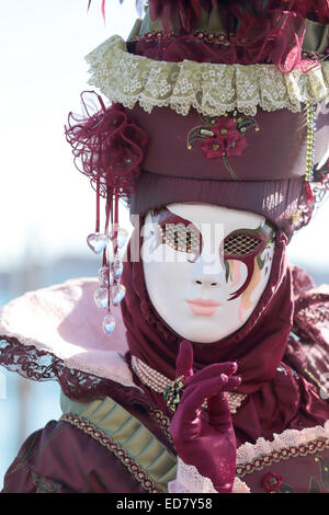 Eine rote maskierte Dame ausgestellt, während das traditionelle Fest der Karneval von Venedig, Italien (2014-Ausgabe) Stockfoto