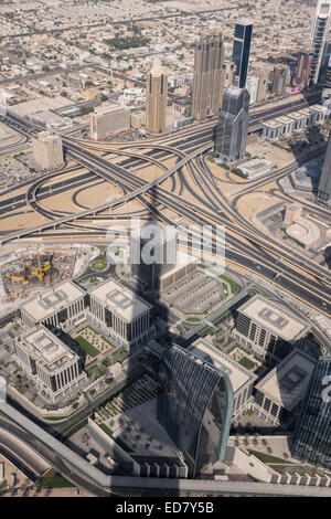 Blick auf Dubai vom Burj Kalifa mit Schatten des Burj Kalifa auf Fahrbahnen Stockfoto