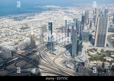 Blick auf Dubai vom Burj Kalifa mit Schatten des Burj Kalifa auf Fahrbahnen Stockfoto