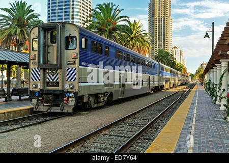 Amtraks "Surfliner" Zug und Schienen, Santa Fe-Zug-Depot (aka Union Station), San Diego, Kalifornien USA Stockfoto