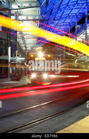 Wagen und Gleise, American Plaza, Santa Fe Transit Center, San Diego, Kalifornien USA Stockfoto