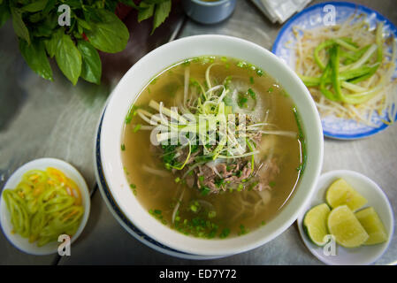 Schüssel mit Pho Bo mit Gewürzen Stockfoto