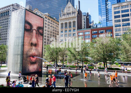 Chicago Illinois, Loop, Millennium Park, Crown Fountain, reflektierender Pool, North Michigan Avenue, Skyline der Stadt, Wolkenkratzer, Videoskulptur, katalanischer Künstler Jau Stockfoto