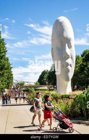 Chicago Illinois, Loop, Millennium Park, Jaume Plensa Künstlerinstallation riesiger Kopf, Skulptur, Mann Männer männlich, Frau weibliche Frauen, Paar, Eltern, Kinderwagen, BA Stockfoto