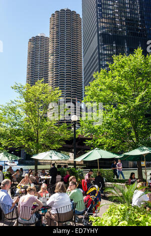 Chicago Illinois, Chicago River, Downtown, Marina City, City Skyline, Wolkenkratzer, O'Brien's Riverwalk Cafe, Restaurant Restaurants Essen Essen Essen Cafe Cafes, al Stockfoto