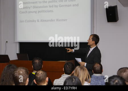 Prag, Tschechische Republik. 31. Dezember 2014. Jan Čižinský aus der christlichen und demokratische Union – Tschechoslowakische Volkspartei, der Bürgermeister von Prag 7, spricht im Rahmen des Workshops betreffend die Beteiligung von jungen Christen in der Politik. Am dritte Tag von den Europäischen Taizé-Treffen mit den gemeinsamen gebeten und mehrere Workshops und Diskussionen über die verschiedenen Aspekte des Christentums in der Welt von heute fortgesetzt. BR. Alois kündigte Valencia in Spanien als Gastgeberstadt für nächstes Jahr treffen. Stockfoto