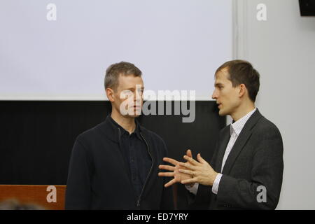 Prag, Tschechische Republik. 31. Dezember 2014. Jan Čižinský (rechts) von Christian und demokratische Union – Tschechoslowakische Volkspartei, der Bürgermeister von Prag 7, spricht mit Bruder Jean-Marie aus Taizé. Am dritte Tag von den Europäischen Taizé-Treffen mit den gemeinsamen gebeten und mehrere Workshops und Diskussionen über die verschiedenen Aspekte des Christentums in der Welt von heute fortgesetzt. BR. Alois kündigte Valencia in Spanien als Gastgeberstadt für nächstes Jahr treffen. Stockfoto