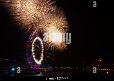 Westminster, London, 1. Januar 2015. 100.000 Ticketinhaber drängen sich Londons Böschung und anderen Aussichtspunkten wie ein spektakuläres Feuerwerk zeigen Anfang auf den Schlag Mitternacht begrüßt das neue Jahr. Das weltbekannte Displayfeatures 12.000 Feuerwerk Herstellung von 50.000 Geschosse abgefeuert von drei Feuerwerk Lastkähne vertäut in der Themse. Bildnachweis: Paul Davey/Alamy Live-Nachrichten Stockfoto