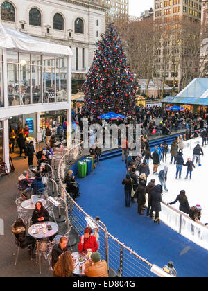 Eisbahn bei der Bank of America Winterdorf, Bryant Park, New York Stockfoto