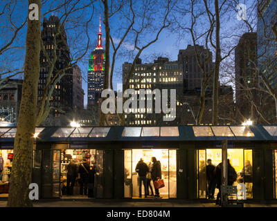 Urlaub-Geschäfte bei der Bank of America Winterdorf im Bryant Park, New York Stockfoto