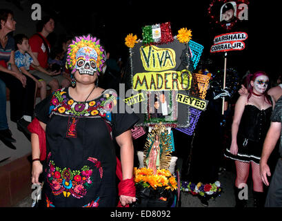 Teilnehmer an der jährlichen alle Seelen Prozession zu Ehren der Verstorbenen in Tucson, Arizona, USA. Stockfoto