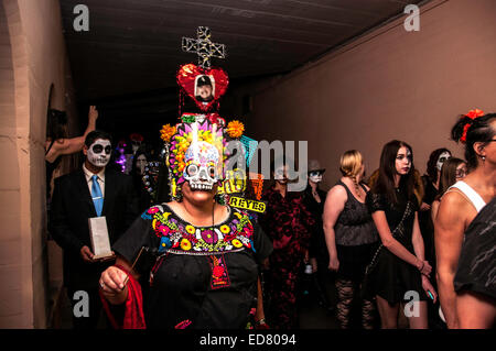 Teilnehmer an der jährlichen alle Seelen Prozession zu Ehren der Verstorbenen in Tucson, Arizona, USA. Stockfoto