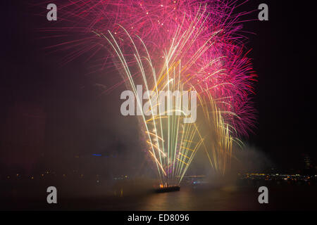 Westminster, London, 1. Januar 2015. 100.000 Ticketinhaber drängen sich Londons Böschung und anderen Aussichtspunkten wie ein spektakuläres Feuerwerk zeigen Anfang auf den Schlag Mitternacht begrüßt das neue Jahr. Das weltbekannte Displayfeatures 12.000 Feuerwerk Herstellung von 50.000 Geschosse abgefeuert von drei Feuerwerk Lastkähne vertäut in der Themse. Bildnachweis: Paul Davey/Alamy Live-Nachrichten Stockfoto