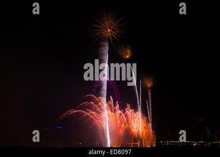 Westminster, London, 1. Januar 2015. 100.000 Ticketinhaber drängen sich Londons Böschung und anderen Aussichtspunkten wie ein spektakuläres Feuerwerk zeigen Anfang auf den Schlag Mitternacht begrüßt das neue Jahr. Das weltbekannte Displayfeatures 12.000 Feuerwerk Herstellung von 50.000 Geschosse abgefeuert von drei Feuerwerk Lastkähne vertäut in der Themse. Bildnachweis: Paul Davey/Alamy Live-Nachrichten Stockfoto