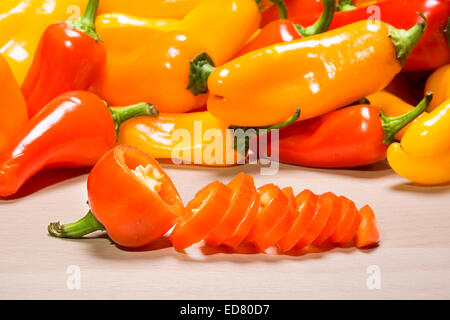 Frische, bunte Mini-Paprika auf ein Schneidebrett wird für den Einsatz als eine Kochzutat gehackt Stockfoto