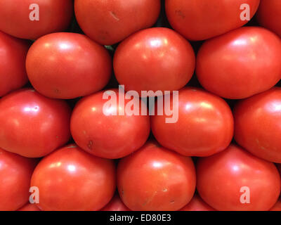 Schöne, frische Tomaten, die in Reihen auf einen Bauernmarkt angeordnet produzieren stand Stockfoto