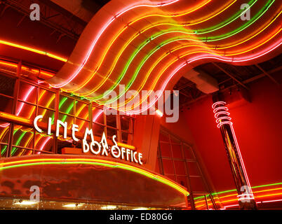 Retro-leuchtenden Neonröhren an Film-Theater-Kasse Stockfoto