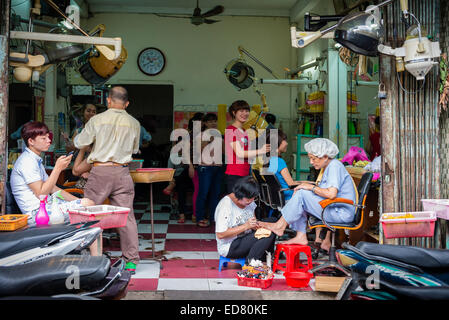 Friseur-Shop in einem Markt in Saigon Stockfoto