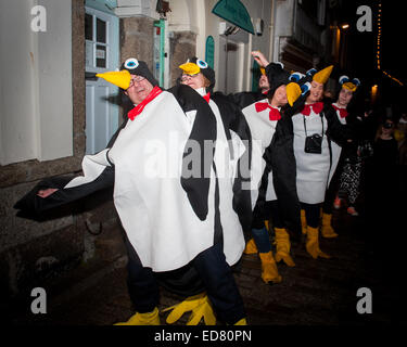 Pinguin Feiernden Silvester feiern in St. Ives in Cornwall, England am 31. Dezember 2014. Jedes Jahr trägt die ganze Stadt Kostüm Stockfoto