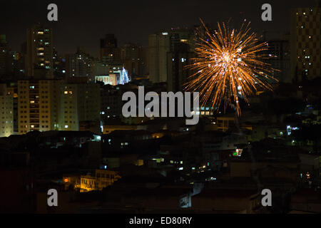 Sao Paulo, Brasilien. Januar 2015, 1st. Feuerwerk von Bürgern gestartet werden über der zentralen Zone von Sao Paulo Stadt während des neuen Jahres in Sao Paulo, Brasilien gesehen. Quelle: Andre M. Chang/Alamy Live News Stockfoto