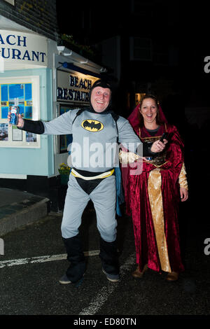 Feiernden Silvester feiern in St. Ives in Cornwall, Großbritannien am 31. Dezember 2014. Jedes Jahr trägt die ganze Stadt Kostüm Stockfoto