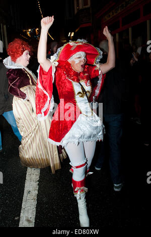 Feiernden Silvester feiern in St. Ives in Cornwall, Großbritannien am 31. Dezember 2014. Jedes Jahr trägt die ganze Stadt Kostüm Stockfoto